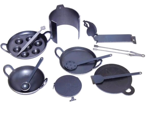 8 12 Pcs of Iron Miniature Kitchen Set